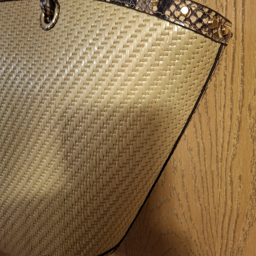 Michael Kors Izzy Meduim Fan Straw Tote - Picture 7 of 16
